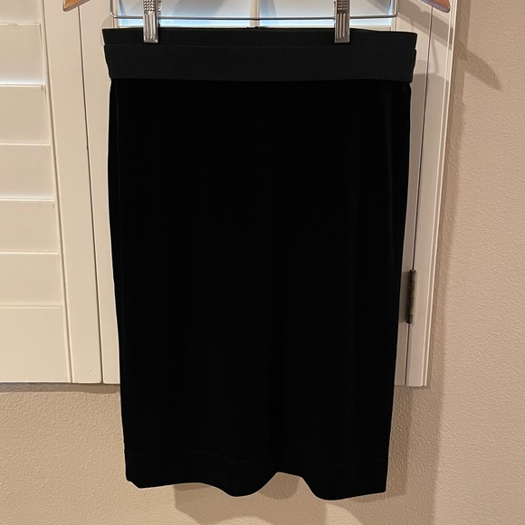 New With Tags BCBG MAXAZRIA Black Velvet “Monica” Pencil Skirt Medium - Picture 4 of 6